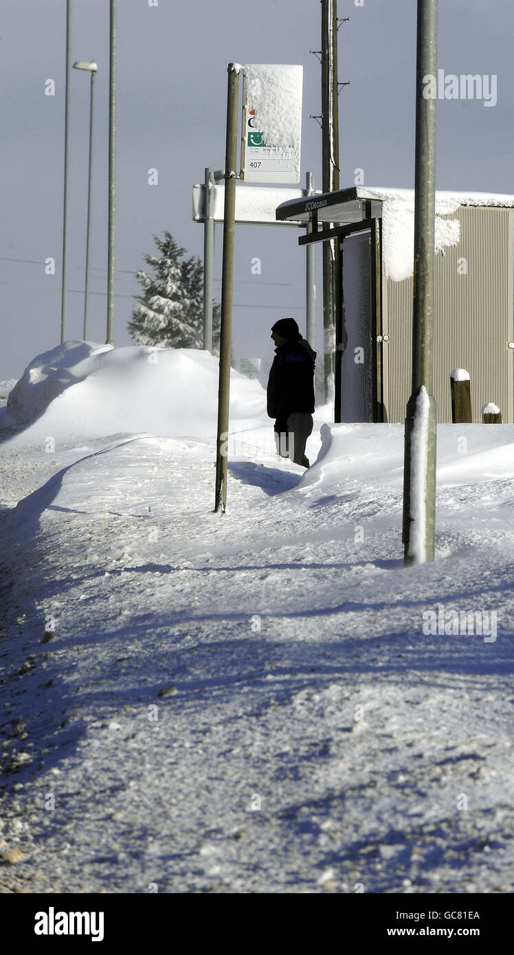 La neige dévie jusqu'à dix pieds de haut à un arrêt de bus à Denshaw près d'Oldham, alors que de fortes chutes de neige se poursuivent dans la plupart des régions du Royaume-Uni. Banque D'Images