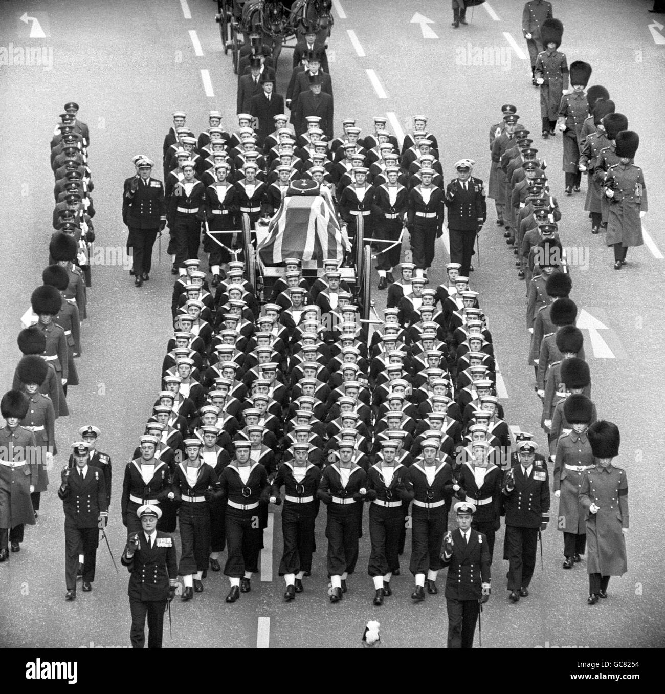 Le chariot à canon (tiré par la Royal Naval Ratings) transportant le cercueil de Sir Winston Churchill comme il fait son chemin le long du Strand vers la cathédrale Saint-Paul pour le funéraire d'État. Banque D'Images