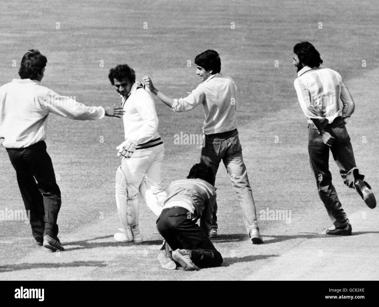 Sunil Gavaskar a été félicité par des partisans heureux à l'Oval après avoir atteint son 20e trois gains en cricket d'essai le dernier jour du quatrième et dernier cornhill Test contre l'Angleterre Banque D'Images