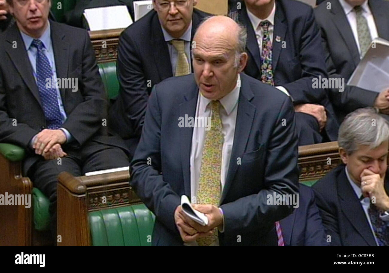 Le porte-parole du Trésor des libéraux-démocrates Vince Cable parle lors des questions du premier ministre à la Chambre des communes, à Londres. Banque D'Images