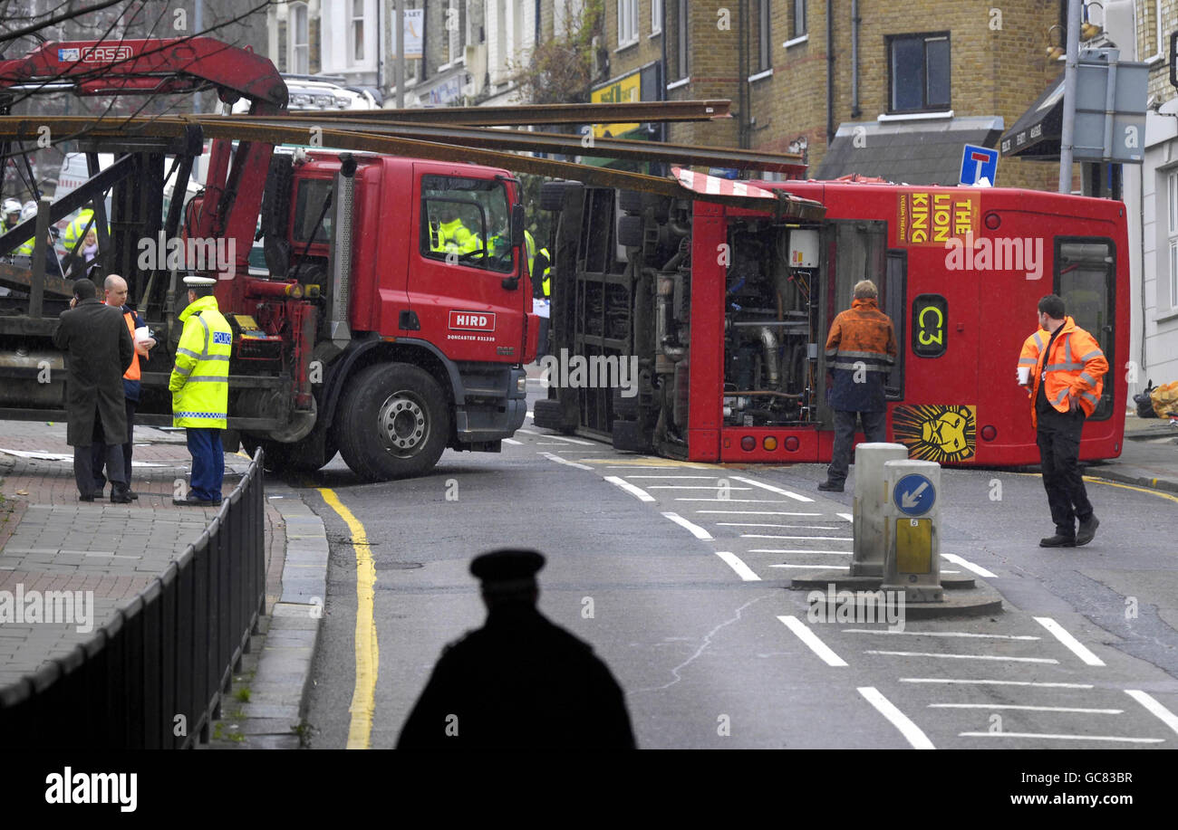 La scène à Clapham, dans le sud de Londres, après un renversement d'un bus à impériale après une collision avec un camion blessant plus de 20 personnes, dont quatre grièvement. Banque D'Images