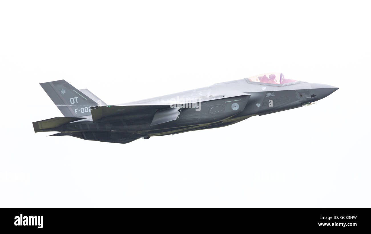 LEEUWARDEN, Pays-Bas - 10 juin 2016 : F-35 Lightning II sur survol c'est débuts européens à la Force aérienne néerlandaise D Banque D'Images