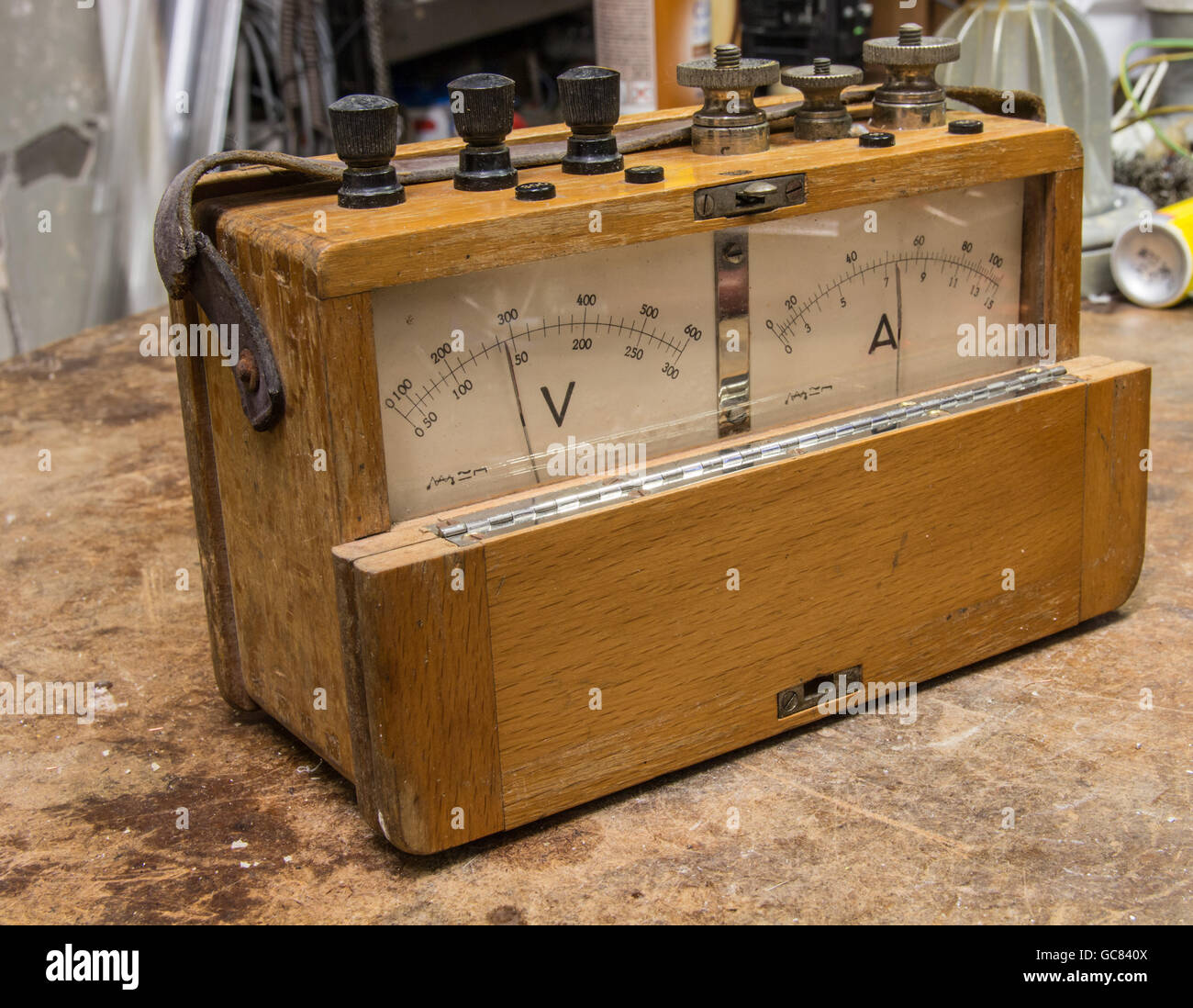 Compteur électrique en bois analogiques vintage sur l'ancienne table test Banque D'Images