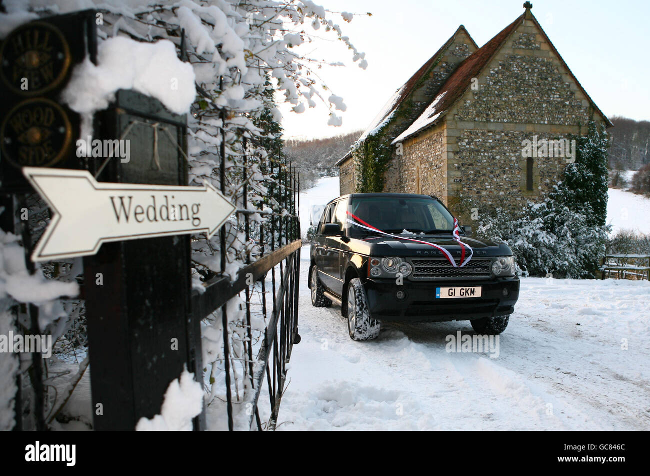 Récemment marié, Jonathan et Karen Lee quittent la vieille église dans le village perdu de Dode, dans le Kent, après leur cérémonie de mariage. Banque D'Images