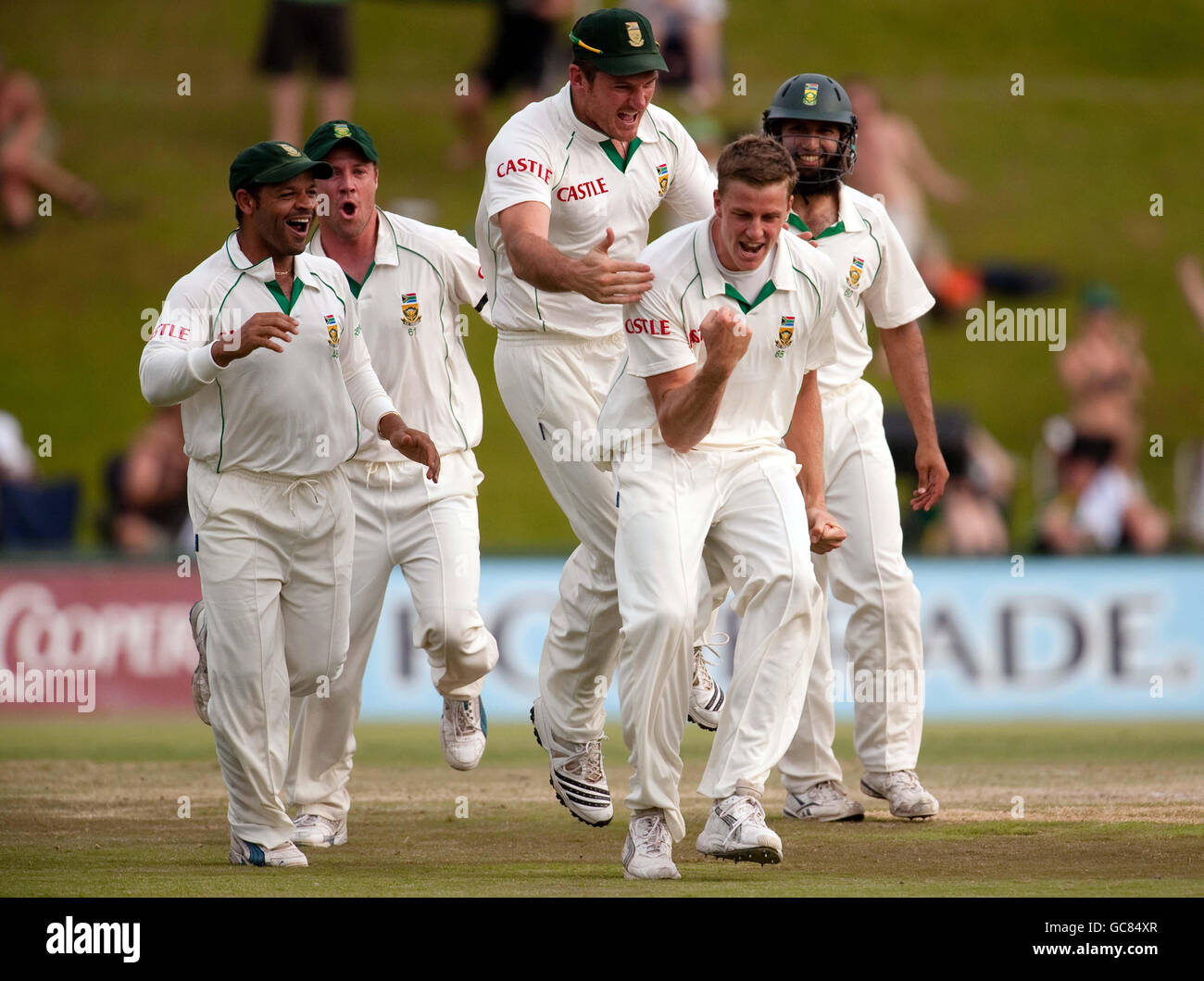 Morne Morkel, en Afrique du Sud, célèbre avec ses coéquipiers après avoir destitué le capitaine d'Angleterre Andrew Strauss lors du premier test au SuperSport Park, à Centurion, en Afrique du Sud. Banque D'Images