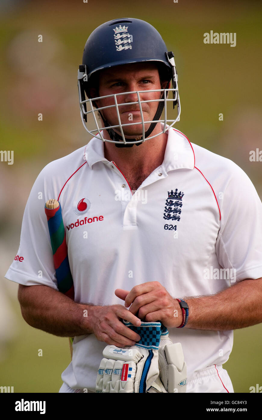 Le capitaine d'Angleterre Andrew Strauss est congédié par Morne Morkel en Afrique du Sud lors du premier test au SuperSport Park, Centurion, en Afrique du Sud. Banque D'Images