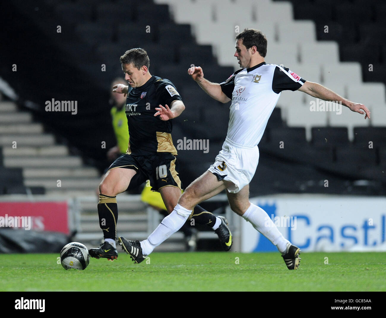 Football - Coca-Cola football League One - Milton Keynes dons / Brentford - Stadium:mk.David McCracken de Milton Keynes et Charlie MacDonald de Brentford Banque D'Images