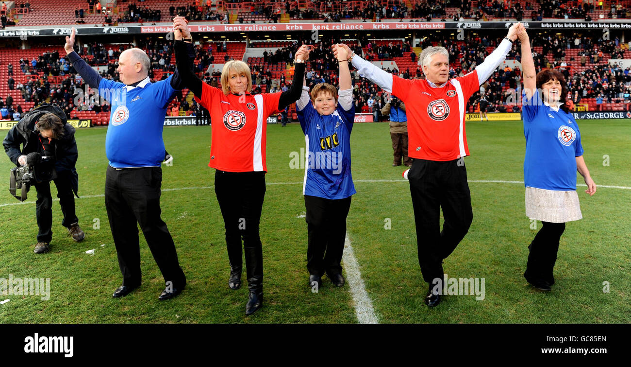 (De gauche à droite) Barry Mizen, Sally KNOX, George Mizen, Colin KNOX et Margaret Mizen parents d'adolescents assassinés Rob KNOX, 18 ans, et Jimmy Mizen, 16 ans, après le match de la Ligue 1 entre les côtés sud de Londres Charlton Athletic et Millwall. Banque D'Images