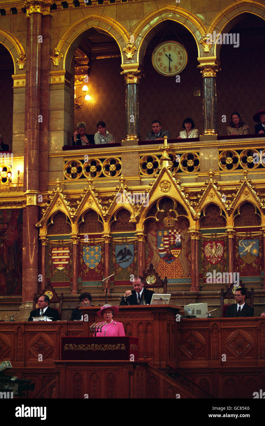 LA REINE ELIZABETH DE GRANDE-BRETAGNE S'ADRESSE AU PARLEMENT HONGROIS À BUDAPEST.C'ÉTAIT LE PREMIER ENGAGEMENT LE PREMIER JOUR COMPLET DE LA VISITE D'ÉTAT DE LA REINE ET DU DUC D'ÉDIMBOURG - PLUS TARD, ELLE A VISITÉ L'ACADÉMIE DES SCIENCES ET A EU UN DÉJEUNER AVEC LE PREMIER MINISTRE. Banque D'Images