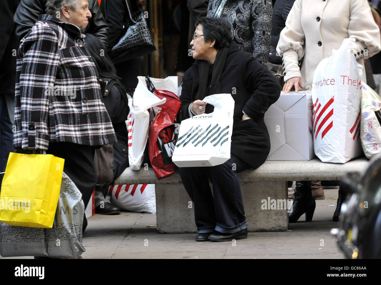 Les acheteurs attendent des bus sur Oxford Street, Londres, alors que les détaillants ouvrent leurs magasins aujourd'hui aux chasseurs de bonnes affaires après Noël. Banque D'Images