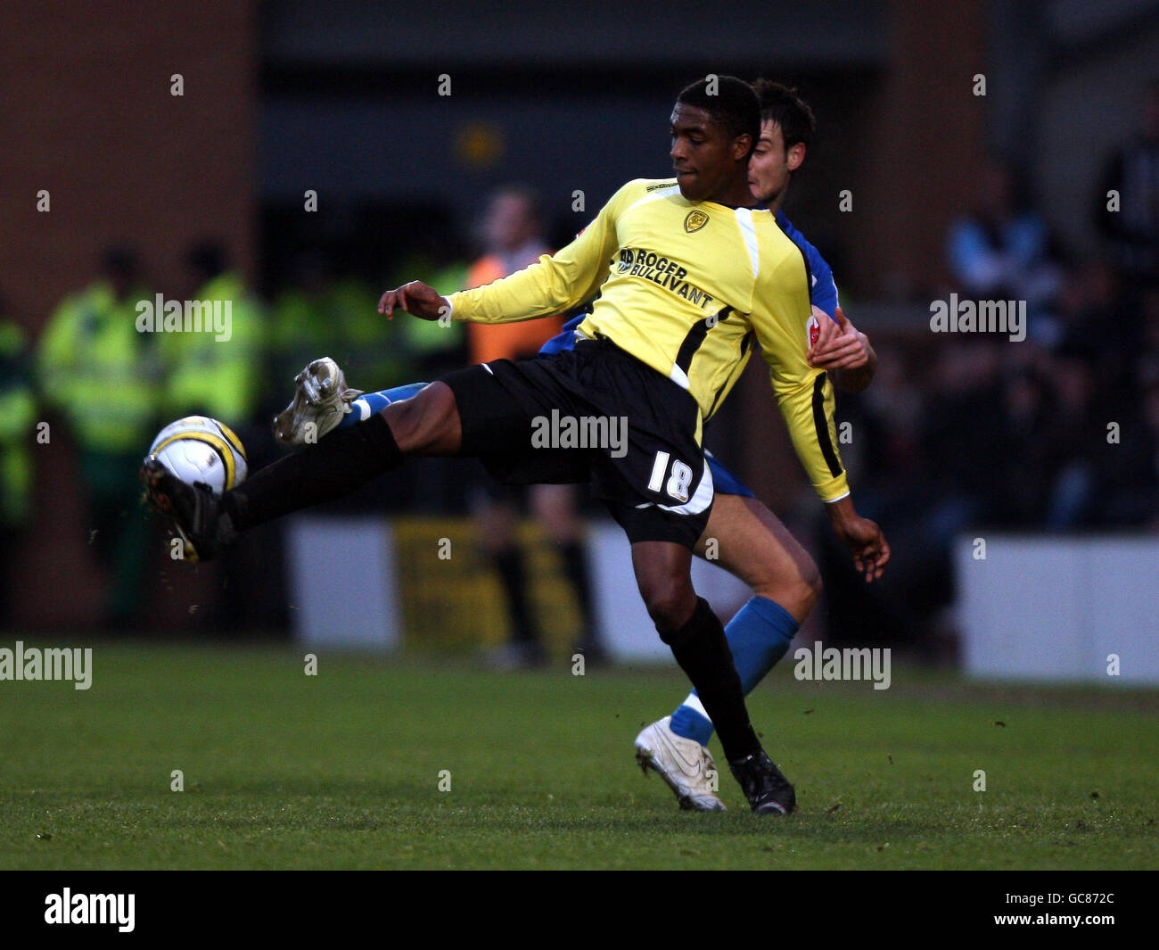 Soccer - Coca-Cola League 2 - Burton Albion v Notts County - Pirelli Stadium.Greg Pearson de Burton Albion et Johnnie Jackson du comté de Notts (retour) lors du match de la Coca-Cola League Two au stade Pirelli, Burton. Banque D'Images