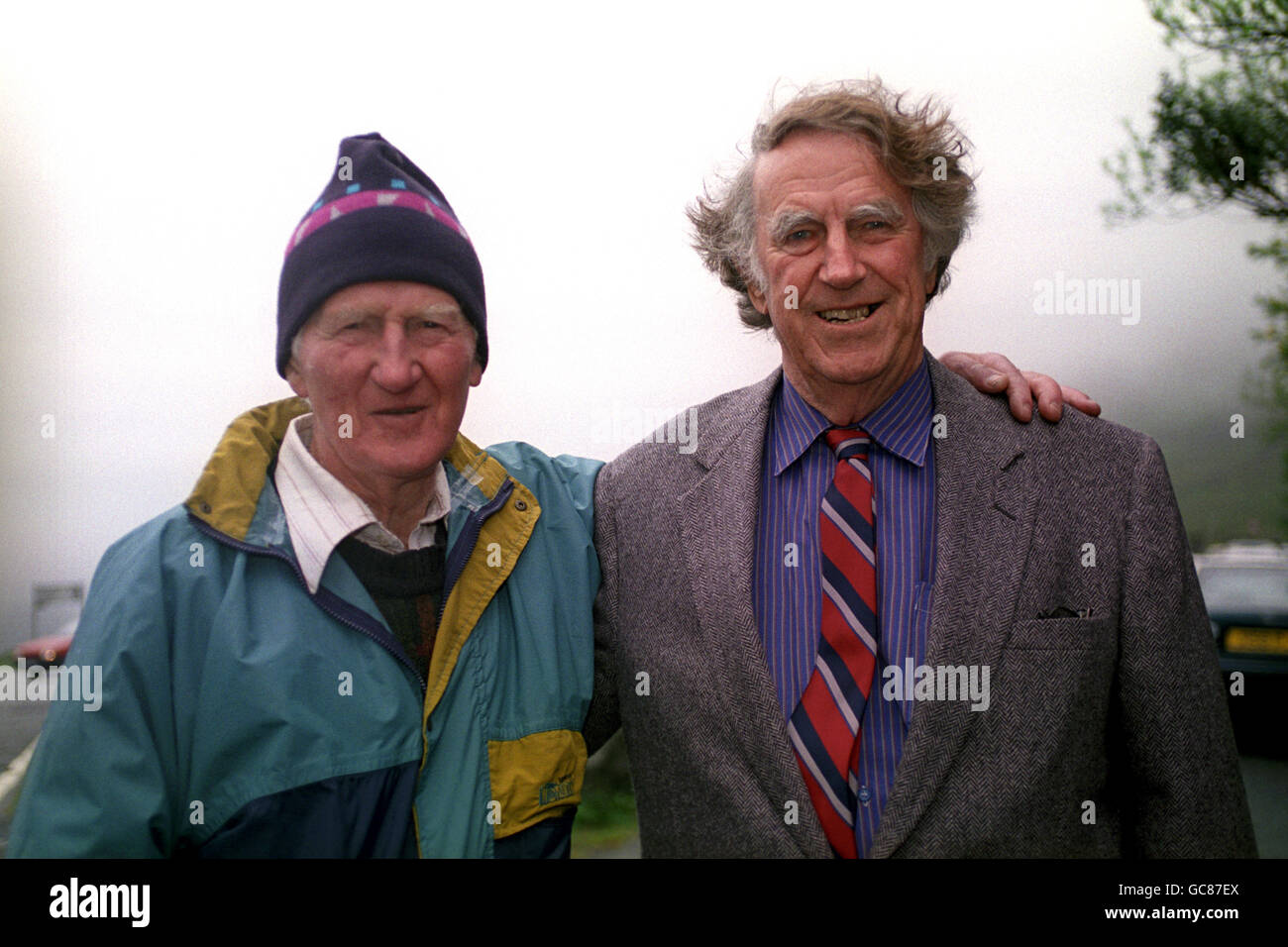 LORD JOHN HUNT [L] AVEC SIR EDMUND HILLARY À LA 40ÈME RÉUNION DE L'EVEREST À L'HÔTEL PEN-Y-WRYD, AU NORD DU PAYS DE GALLES. Banque D'Images