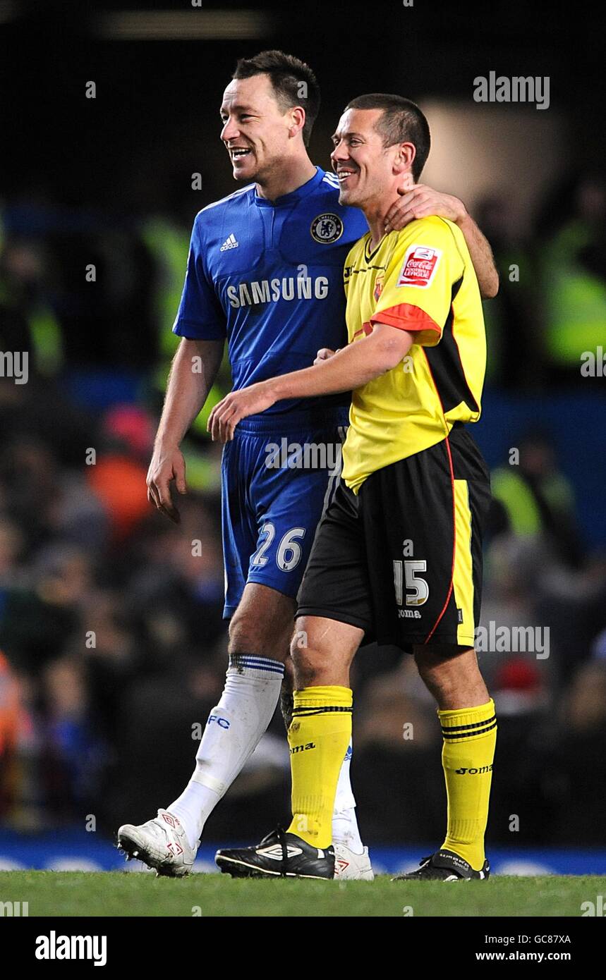 Soccer - FA Cup - troisième tour - Chelsea / Watford - Stamford Bridge.Jon Harley de Watford (à droite) et John Terry de Chelsea partagent une blague après le coup de sifflet final Banque D'Images