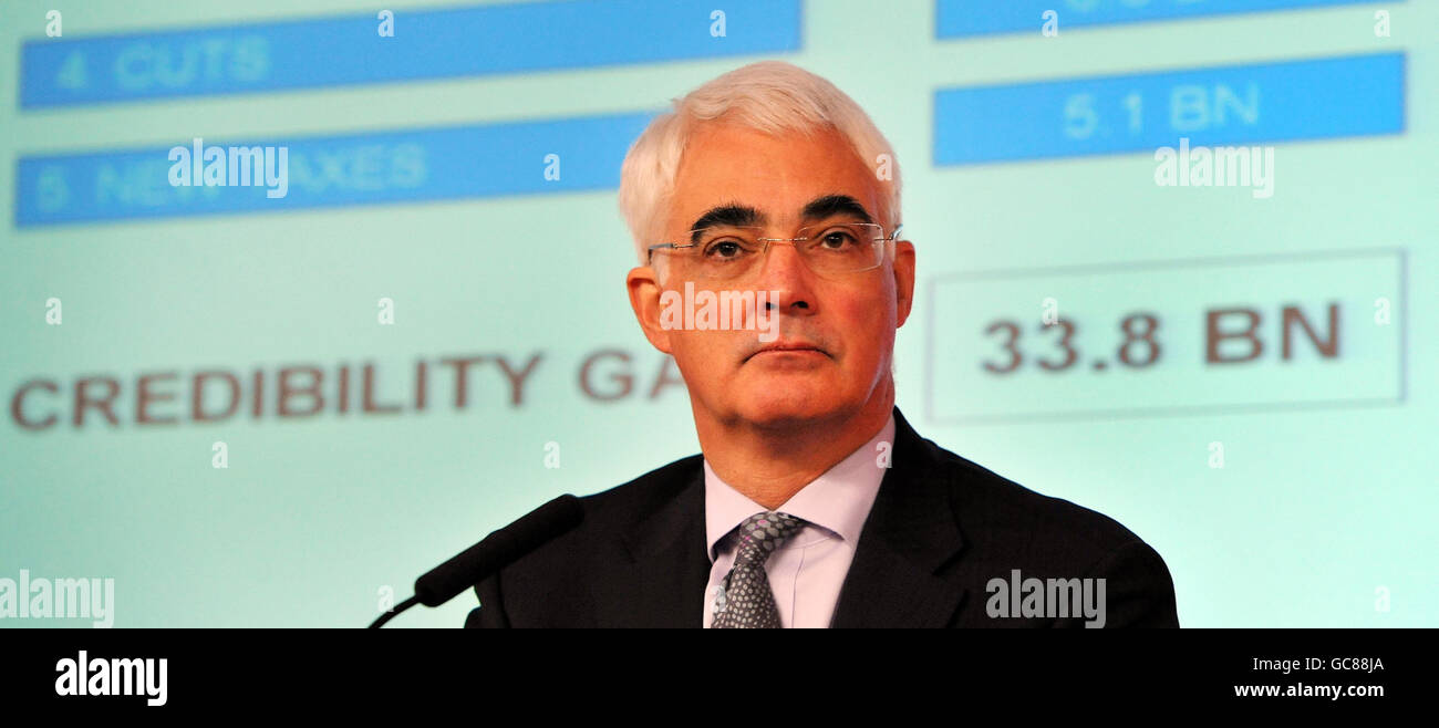 Le chancelier de l'Échiquier Alistair Darling lance une analyse des plans de dépenses des Tory, lors d'un briefing à la presse dans le centre de Londres. Banque D'Images