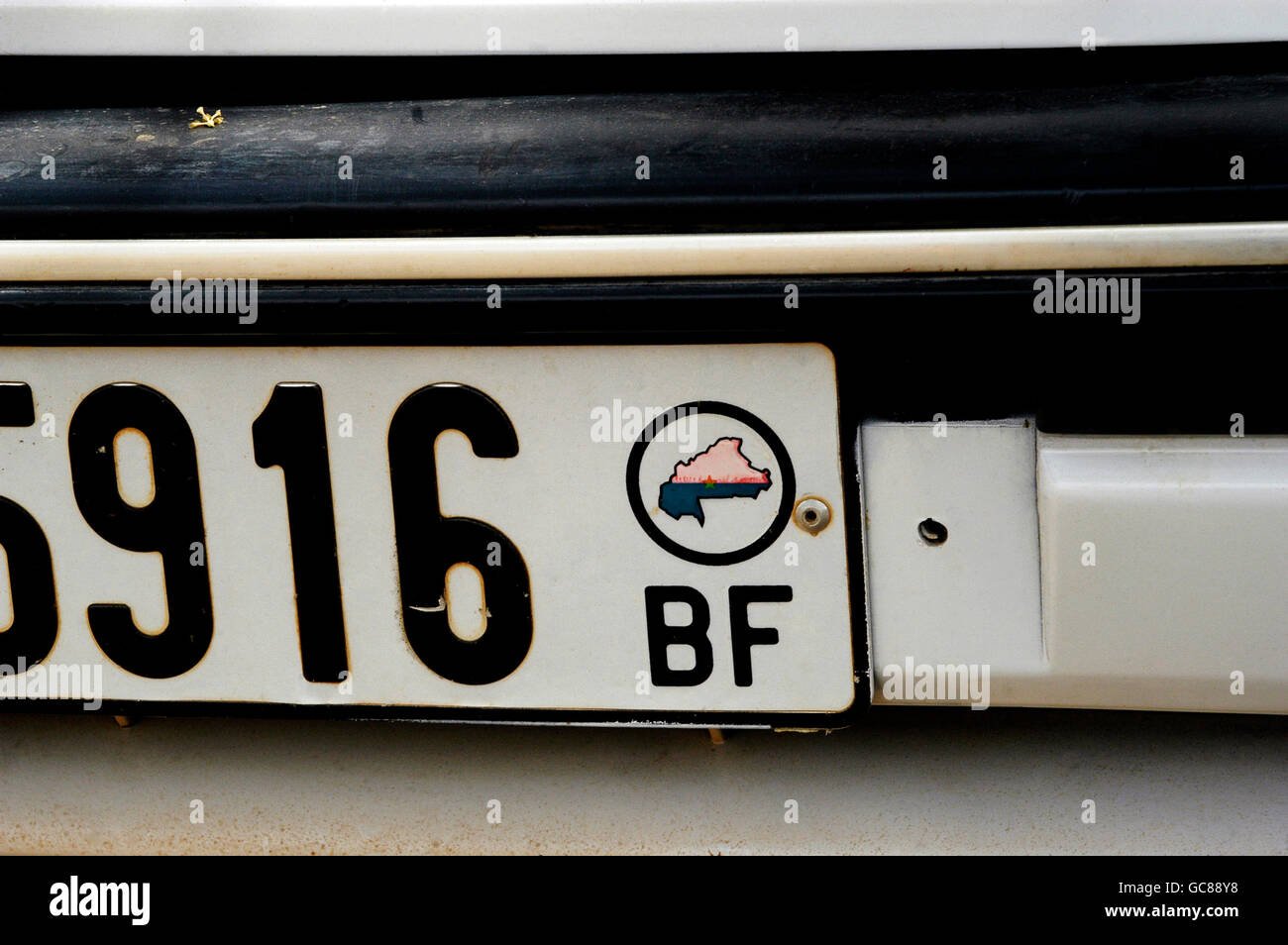 Détail d'un enregistrement du Burkina Faso la plaque avec la carte et  drapeau du pays Photo Stock - Alamy