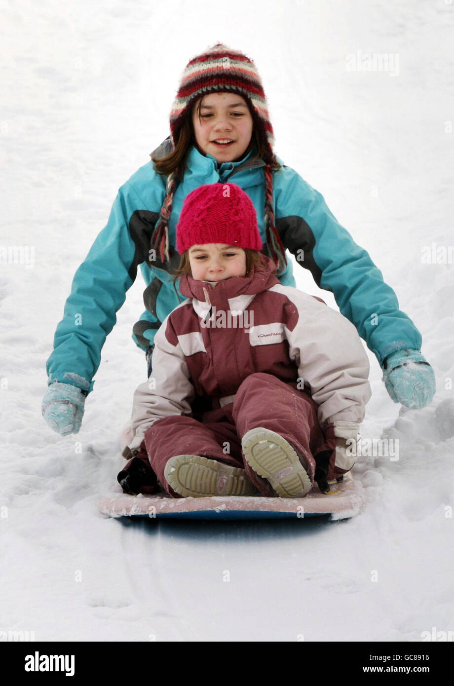 Les sœurs Jenny (retour) et Amy Wilson prennent Baxter pour une promenade à Corvichen, en Écosse, alors que la neige et la glace continuaient de causer des ravages dans toute la Grande-Bretagne. Banque D'Images