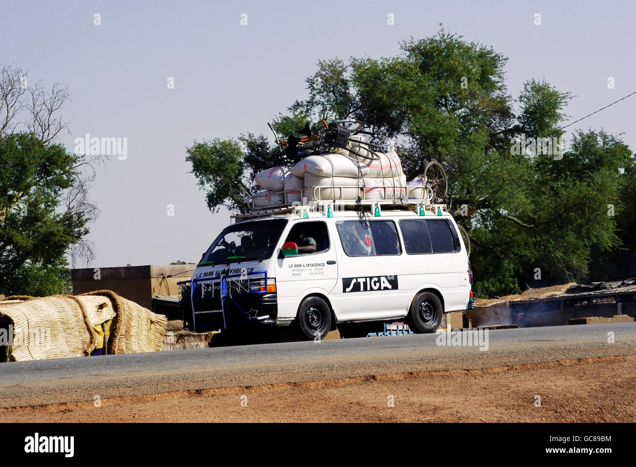 Taxi brousse au Burkina Faso à Koupéla et économiques traditionnelles en Afrique où la surcharge des véhicules Banque D'Images