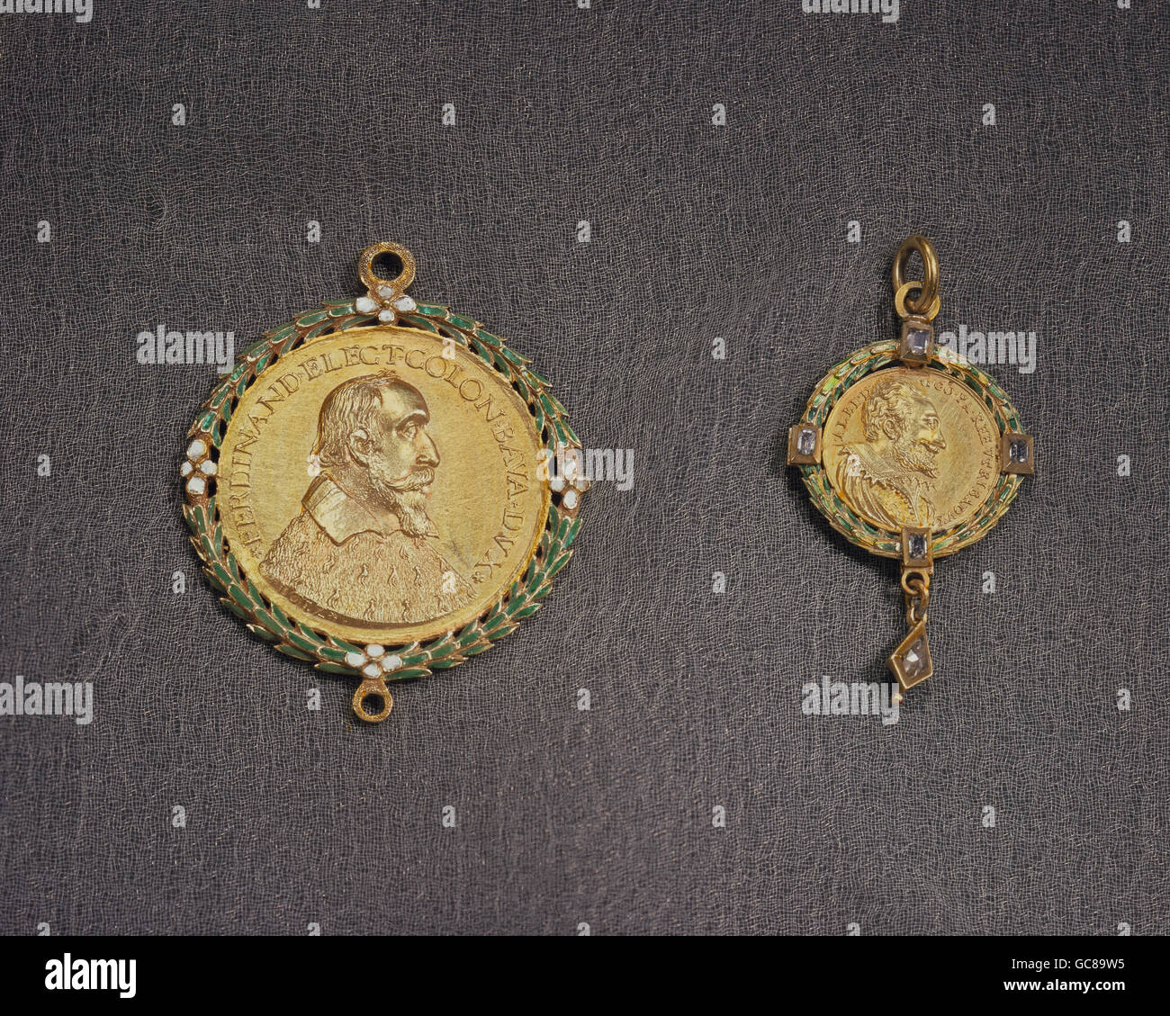 Beaux-arts, médailles, 'Gnadenpfennige', à gauche : Ferdinand de Bavière (1577 - 1650), Prince-électeur archevêque de Cologne, l'or, l'émail, 4,9 cm x 4,0 cm, Allemagne, 1612, droite : Albert VI de Bavière - Leuchtenberg (1584 - 1666), par Alessandro Abondio (1570 - 1648 Banque D'Images