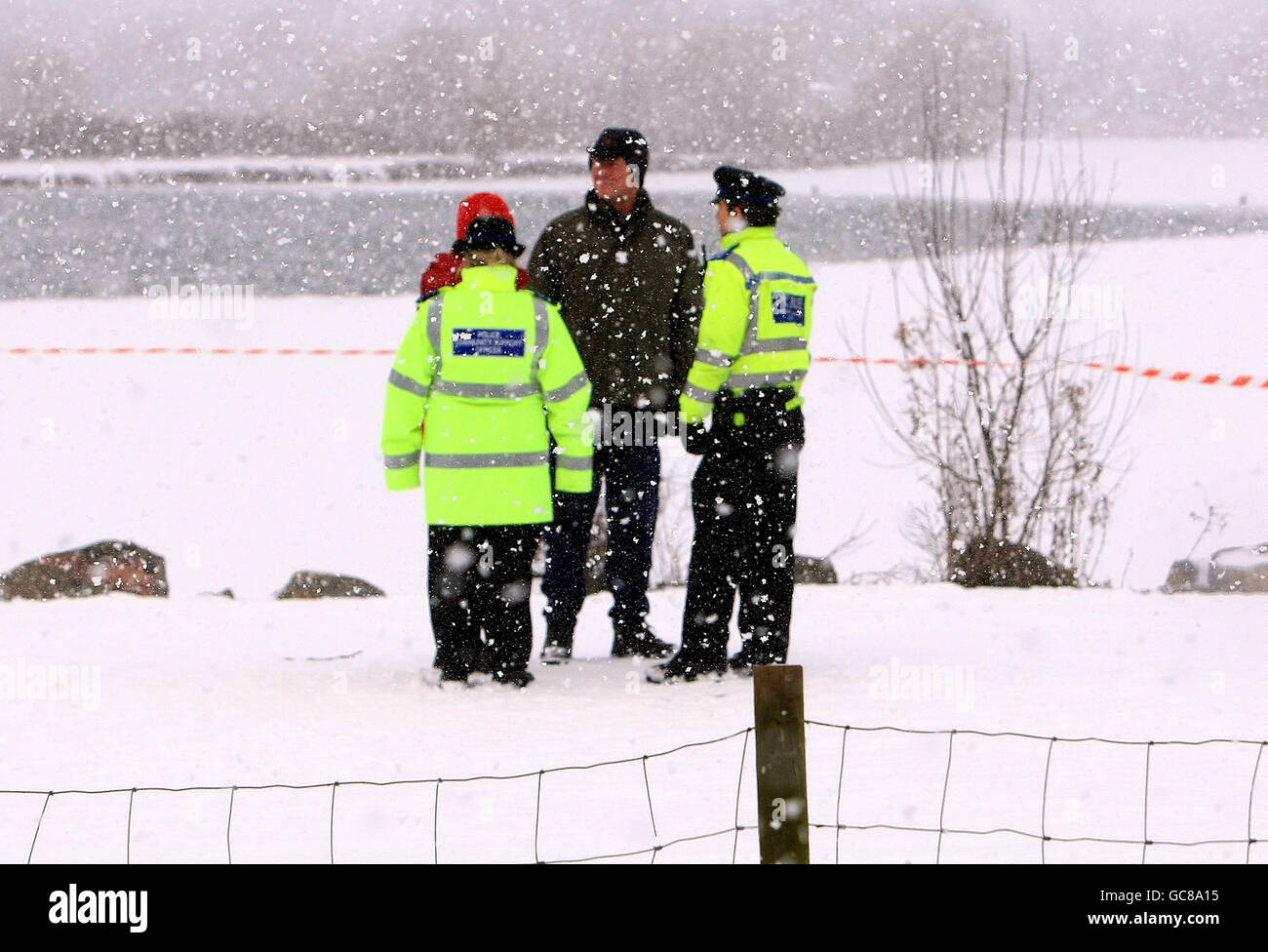 La police sur les lieux du Watermead Country Park à Thurmaston, Leicester, où deux frères sont morts la nuit dernière après avoir traversé un lac gelé. Banque D'Images