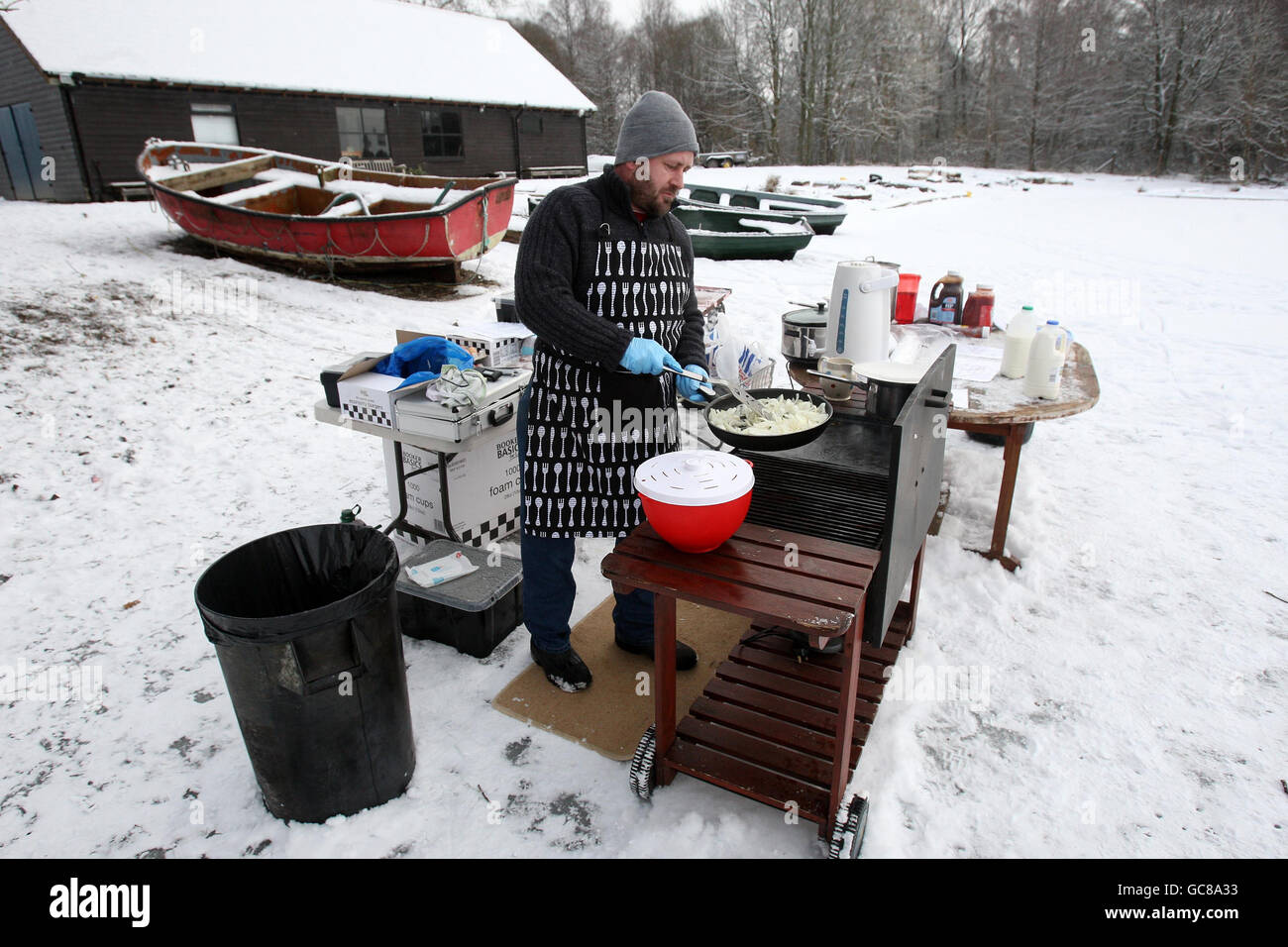 Un barbecue se tient à côté du lac gelé de Mengeith, car les températures continuent de chuter dans toute la Grande-Bretagne. Banque D'Images