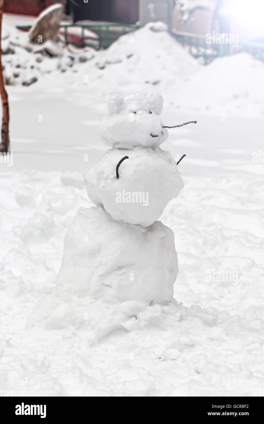 Big lonely snowman au jardin d'hiver comme symbole de l'heureux Banque D'Images
