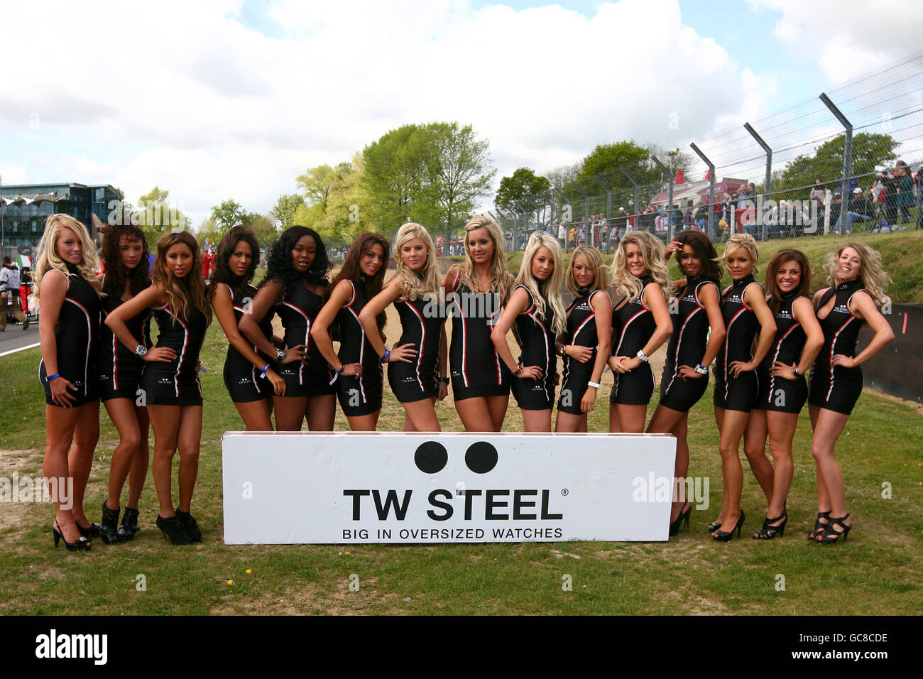 Tw steel girls posent pour les photographes avant la course Banque de  photographies et d'images à haute résolution - Alamy