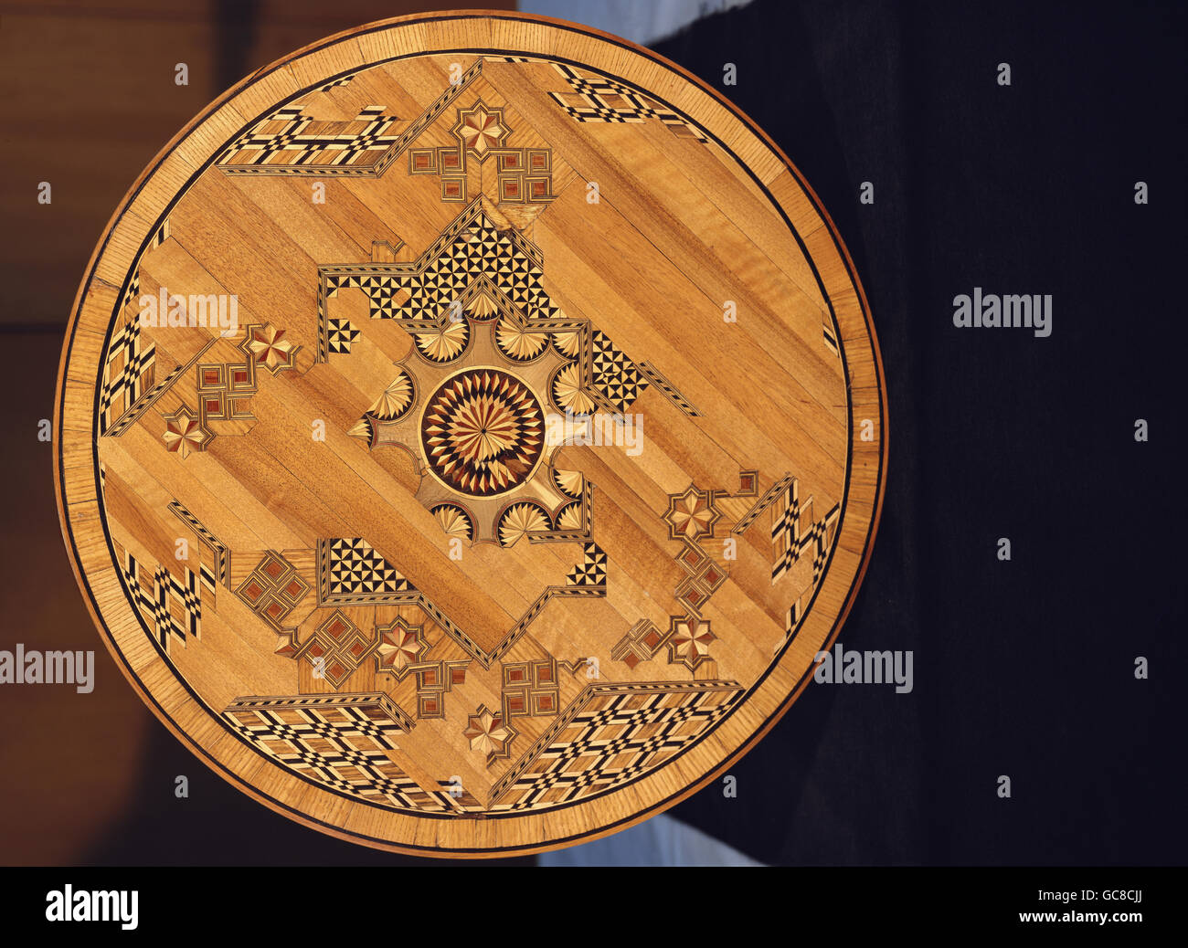 Ameublement, mobilier, Art nouveau, table, diamètre 59 cm, noyer, inlays, Musée national bavarois, Munich, droits supplémentaires-Clearences-non disponible Banque D'Images