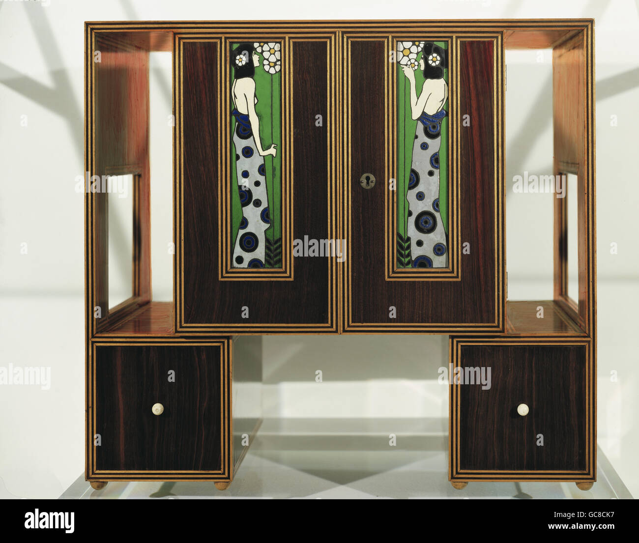 Ameublement, mobilier, armoire avec décoration en émail, par Johanna Maria Hollmann, 41.5 x 46 x 21.5 cm, vers 1905, droits supplémentaires-Clearences-non disponible Banque D'Images