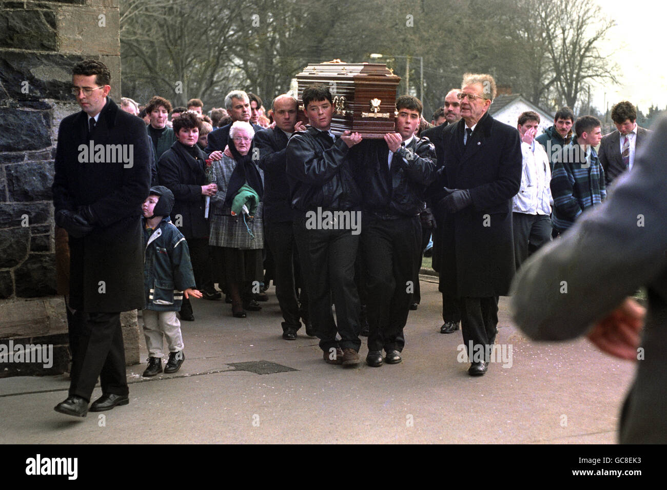 BELLAGHY: LES FUNÉRAILLES DE L'ANCIEN CHEF DE L'ARMÉE DE LIBÉRATION NATIONALE IRLANDAISE, DOMINIC MMCGLINCHEY À BELLAGHY.LE CERCUEIL EST PORTÉ PAR DOMINIC (À GAUCHE) ET DECLAN DE SON FILS, COMME SA MÈRE SUIT DERRIÈRE (À GAUCHE). Banque D'Images