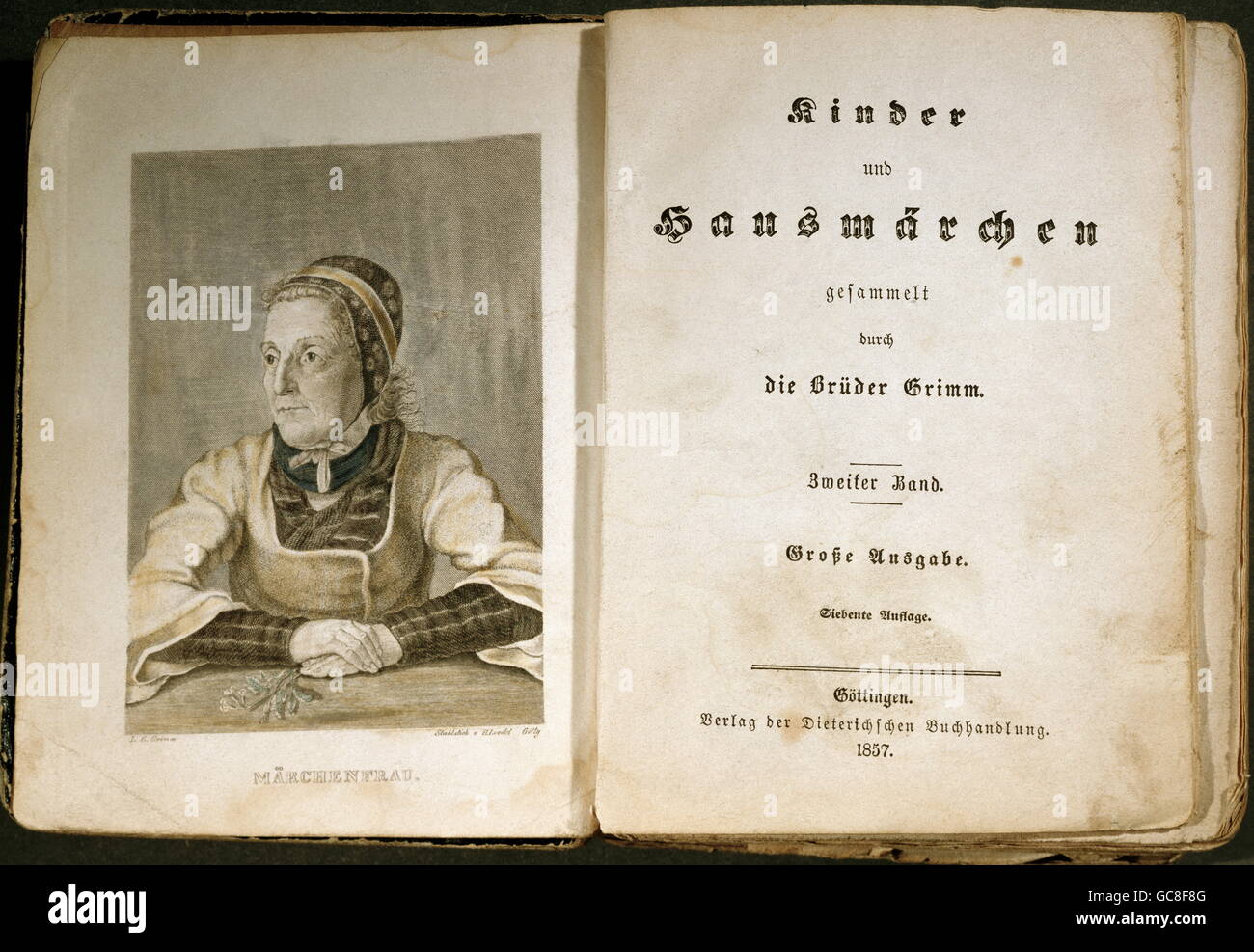 Littérature, contes de fées, Frères Grimm, 'Kinder und Hausmärchen', (Childrens et Contes domestiques), couverture, gravure en acier coulouré 'Fairy Tale Woman', volume 2, 7e édition, 1857, portrait de Dorothea Viehmann, droits additionnels-Clearences-non disponible Banque D'Images