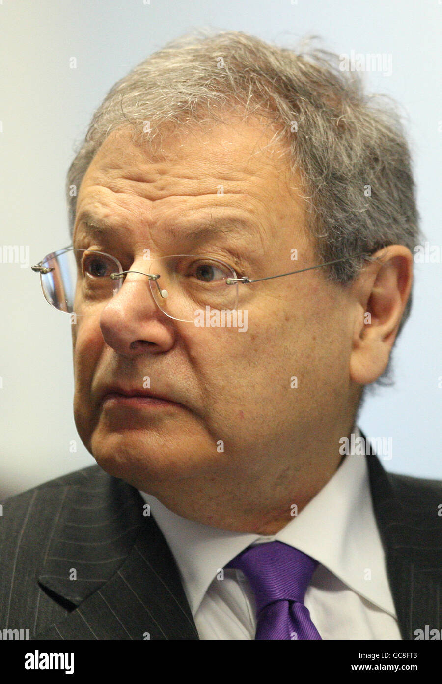 Irak Sir Martin Gilbert, membre du comité d'enquête, rencontre des familles endeuillées de personnes du service britannique tuées dans la guerre en Irak, au Queen Elizabeth II Conference Centre, Westminster, Londres. Banque D'Images