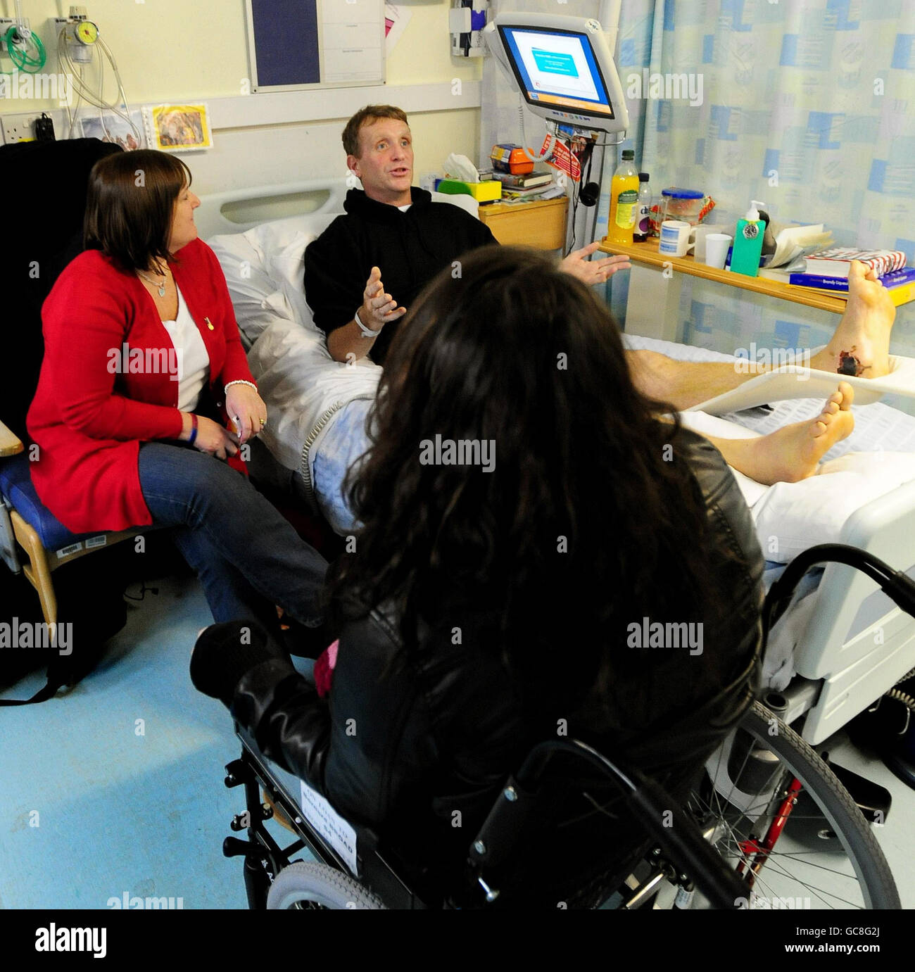 Le major Bernie Broad des Grenadier Guards avec sa femme Jan (à gauche) et sa fille Amy à l'hôpital Selly Oak de Birmingham Banque D'Images