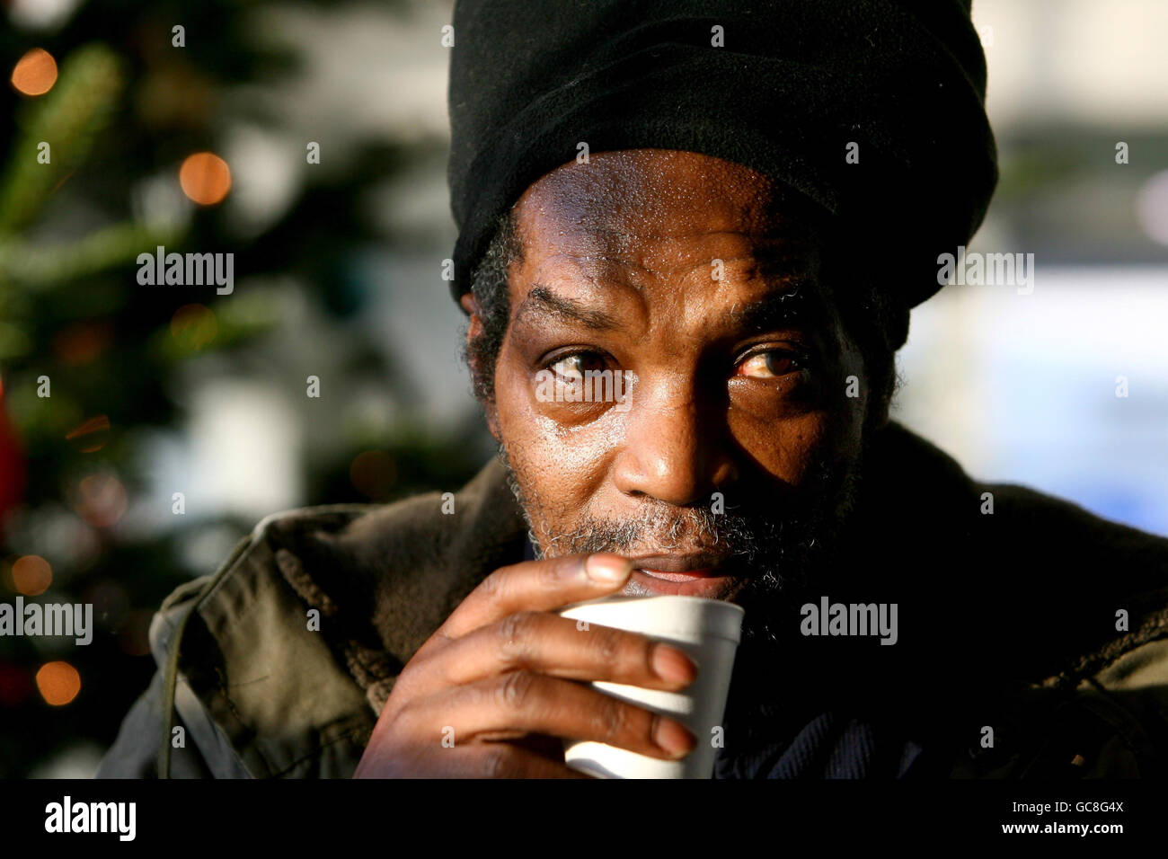 Roy, qui est sans abri, prend un thé dans l'un des neuf centres temporaires de Londres mis en place par la crise caritative sans-abri, à Ivax Quays, Royal Docks, dans l'est de Londres. Banque D'Images