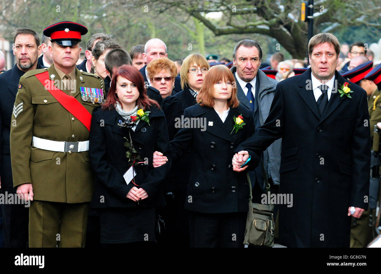 (De gauche à droite) le Sgt Wayne Ward, fiance Sian Goodenough et les parents Jacqueline et Desmond arrivent pour les funérailles du caporal Adam Drane, 23 ans, du 1er Bataillon, Royal Anglian Regiment, à l'église St Mary's, à Bury St Edmunds. Banque D'Images