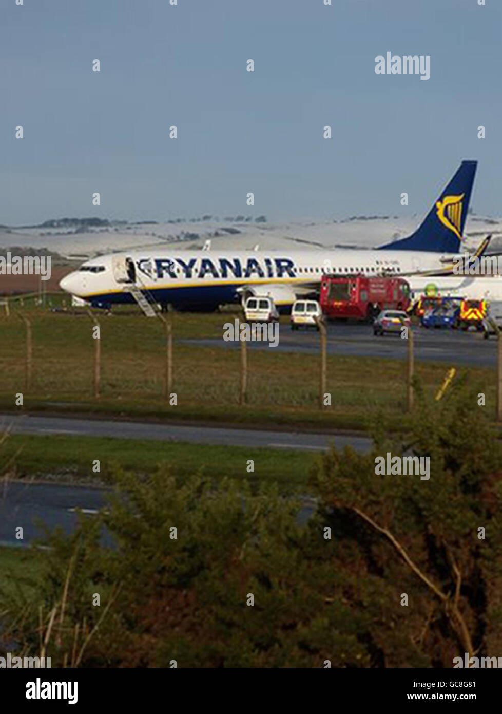 Un avion Ryanair transportant 129 personnes au repos à 30 mètres de la clôture périphérique de l'aéroport de Glasgow Prestwick après avoir débarradé de la piste à 9:00 ce matin. Banque D'Images