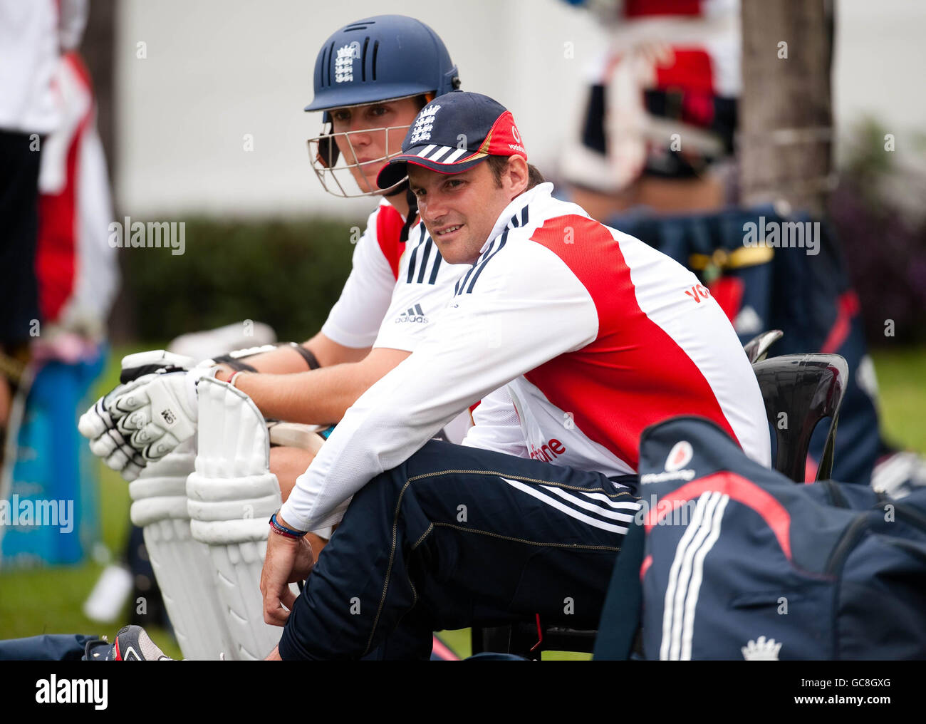 Cricket - filets d'Angleterre - Kingsmead.Le capitaine d'Angleterre Andrew Strauss avec Stuart Broad lors d'une session de filets à Kingsmead à Durban, en Afrique du Sud. Banque D'Images