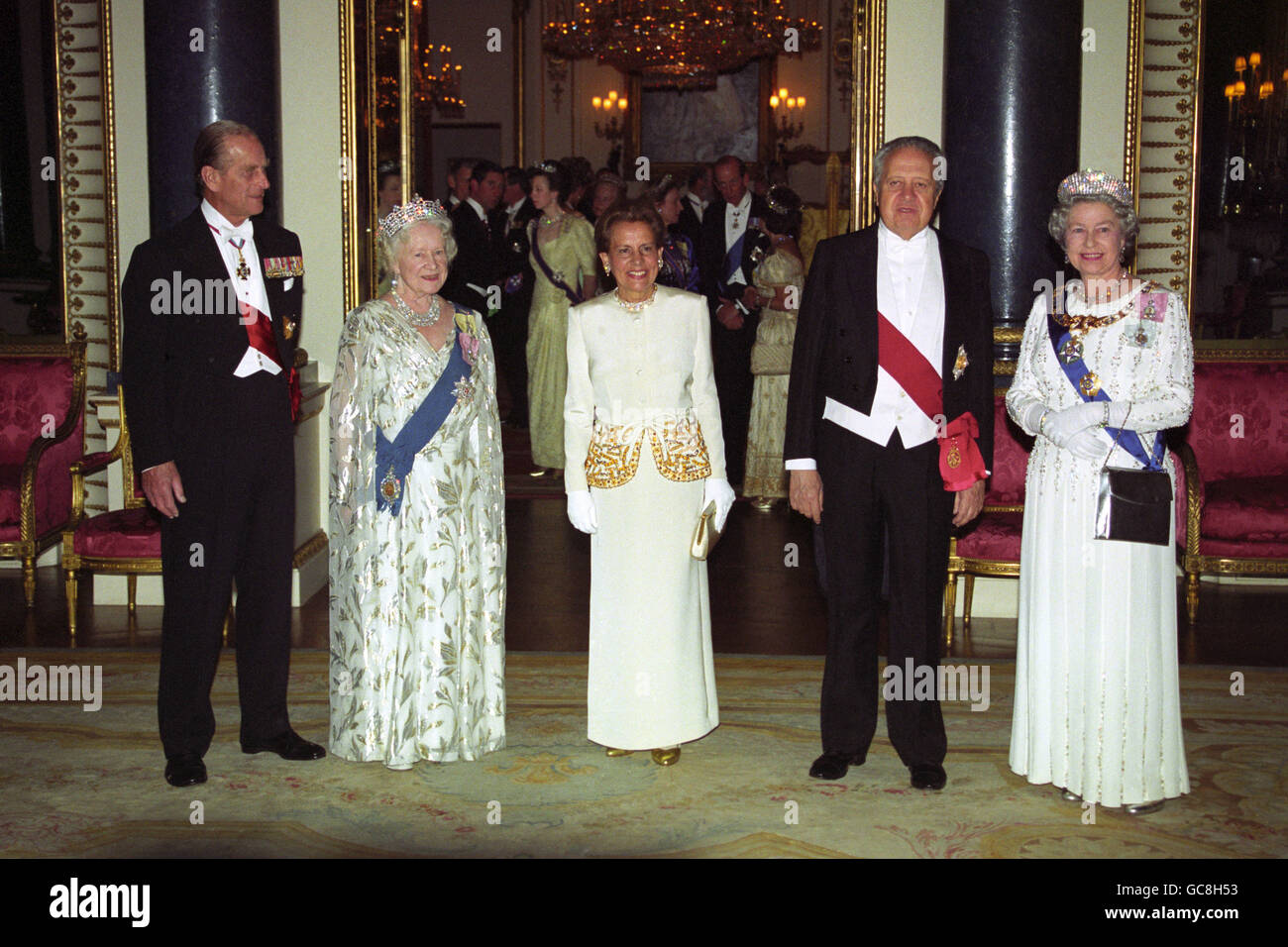 Le Président du Portugal assiste à un banquet d'État au Palais de Buckingham en l'honneur de sa visite. De gauche à droite : le prince Philip, duc d'Édimbourg, la reine Elizabeth, la reine mère, Maria Barroso, épouse du président, le président Mario Soares du Portugal et la reine Elizabeth II Banque D'Images