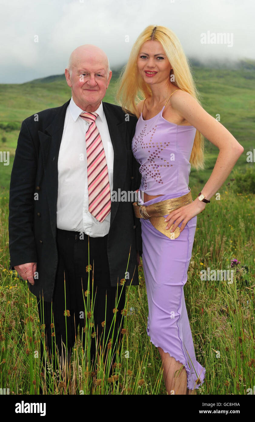 Photo non datée de Patsy Brogan, 72 ans, avec Daria Weiske, 29 ans, à Donegal, en République irlandaise. Banque D'Images