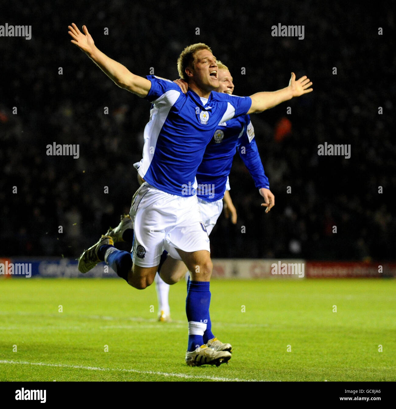 Michael Morrison, de Leicester City, célèbre son but contre lui en compagnie de son coéquipier Ryan McGivern lors du match de championnat de la Coca-Cola football League au stade Walkers, à Leicester. Banque D'Images