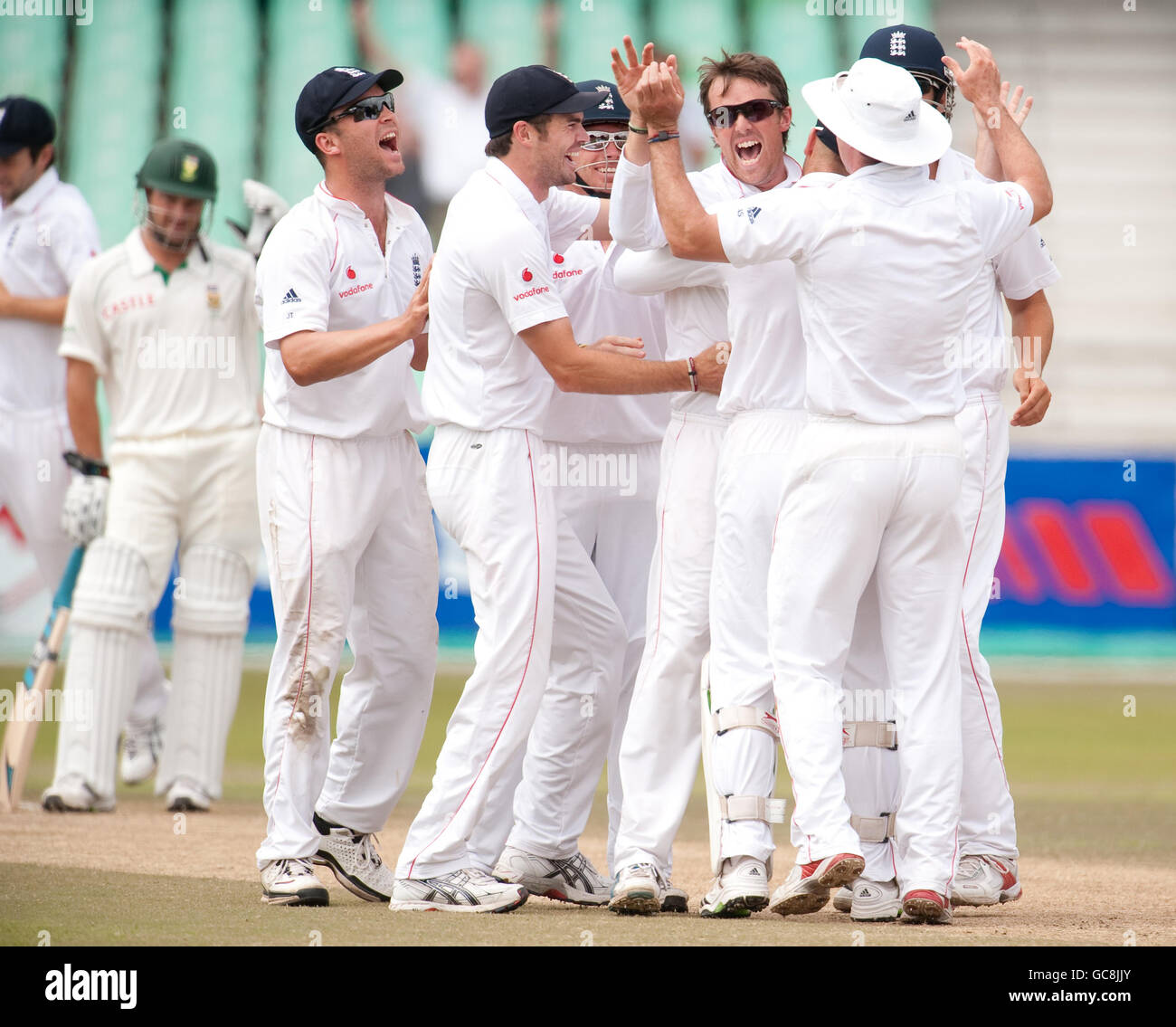 Graeme Swann (au centre à droite), en Angleterre, célèbre le rejet de Morne Morkel en Afrique du Sud lors du deuxième match d'essai à Kingsmead à Durban, en Afrique du Sud. Banque D'Images