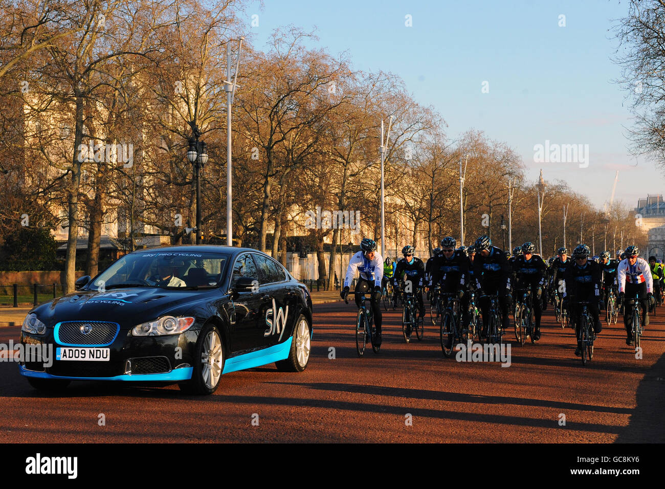 Team Sky lance son équipe Tour de France en descendant la Horseguards Parade, St James Park, Londres. Banque D'Images