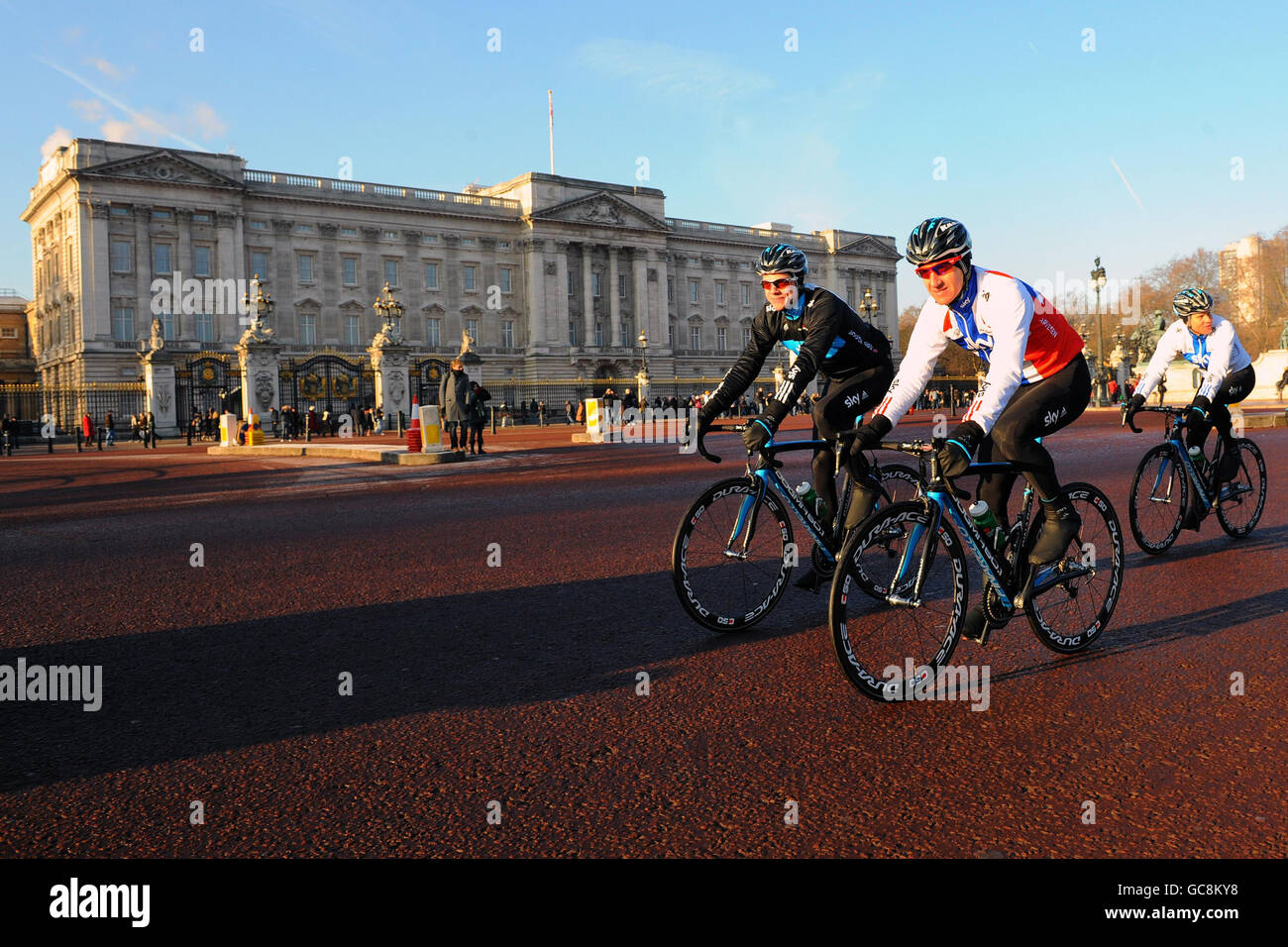 Team Sky lance son équipe Tour de France en descendant la Horseguards Parade, St James Park, Londres. Banque D'Images
