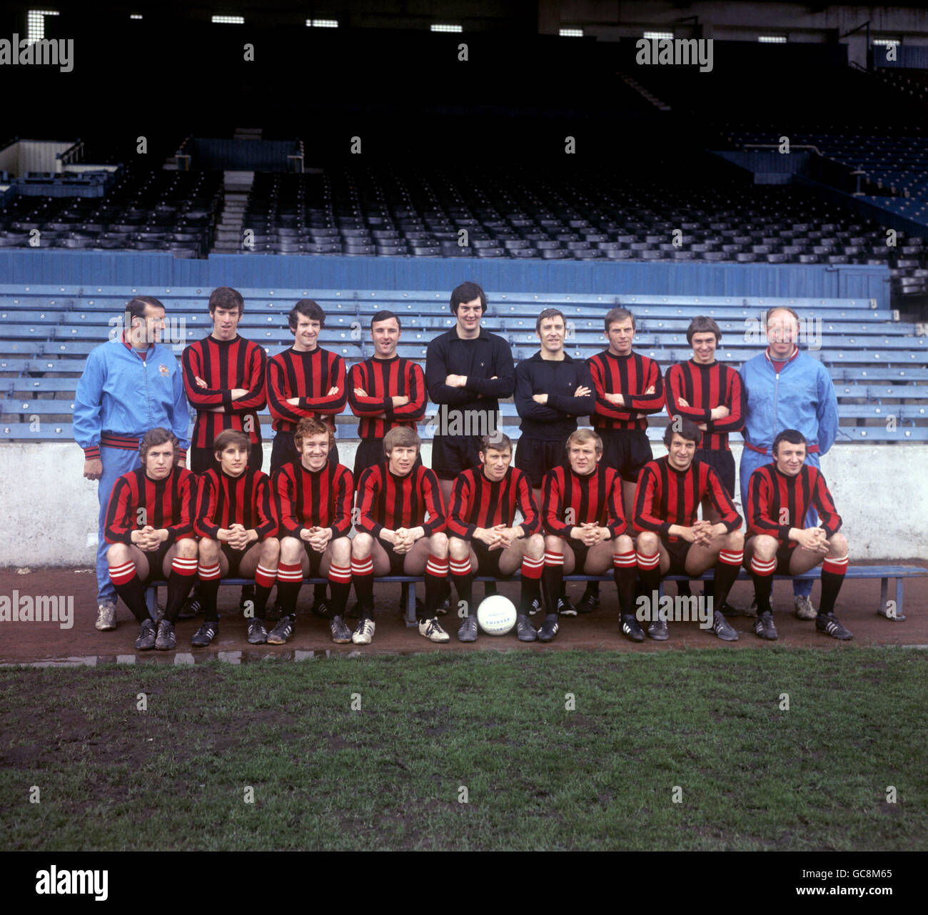 Membres du club de football de Manchester City.Rangée arrière, de gauche à droite : Malcolm Allison (gestionnaire adjoint et entraîneur), Tommy Booth, Mike Doyle, Glyn Pardoe, Joe Corrigan,Harry Dowd, Alan Oakes, Willie Donachie et Dave Ewing (formateur).Première rangée, de gauche à droite : Tony Towers, Frank Carrodus, Ian Bowyer, Colin Bell, Tony Book (capitaine),Francis Lee, Neil Young et Mike Summerbee. Banque D'Images