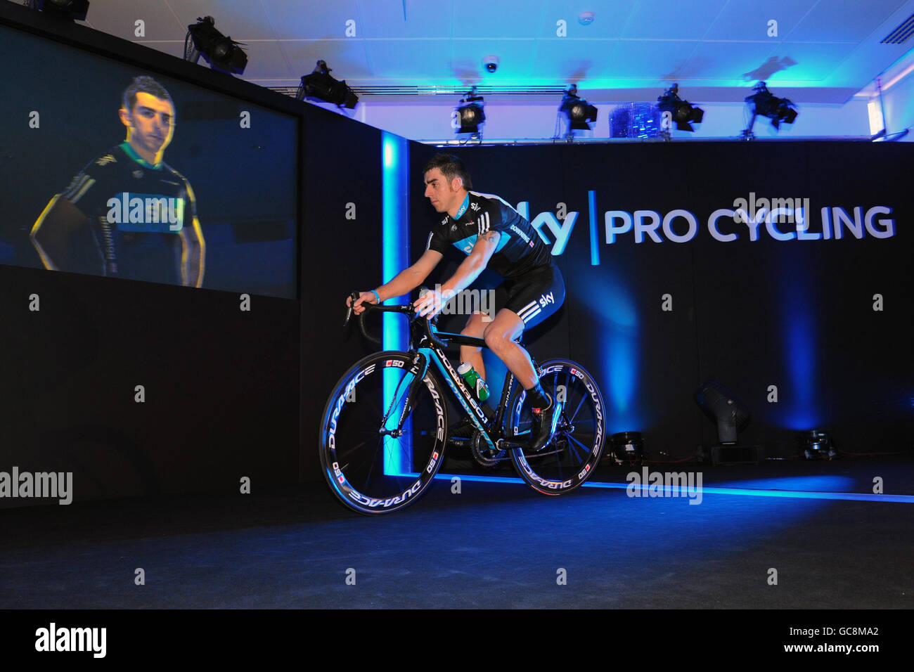 Russell Downing monte sur scène lors du lancement officiel de Team Sky à Londres. Banque D'Images