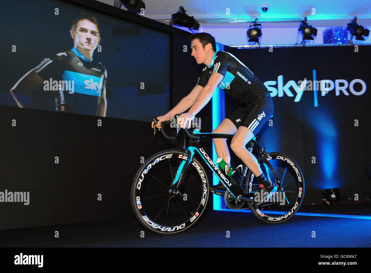 Geraint Thomas passe sur scène lors du lancement officiel de Team Sky à Londres. Banque D'Images