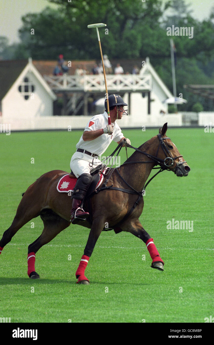 PRINCE DE GALLES EN ACTION DANS LA COUPE DE DÉFI À BUT ÉLEVÉ AU ROYAL BERKSHIRE POLO CLUB. Banque D'Images