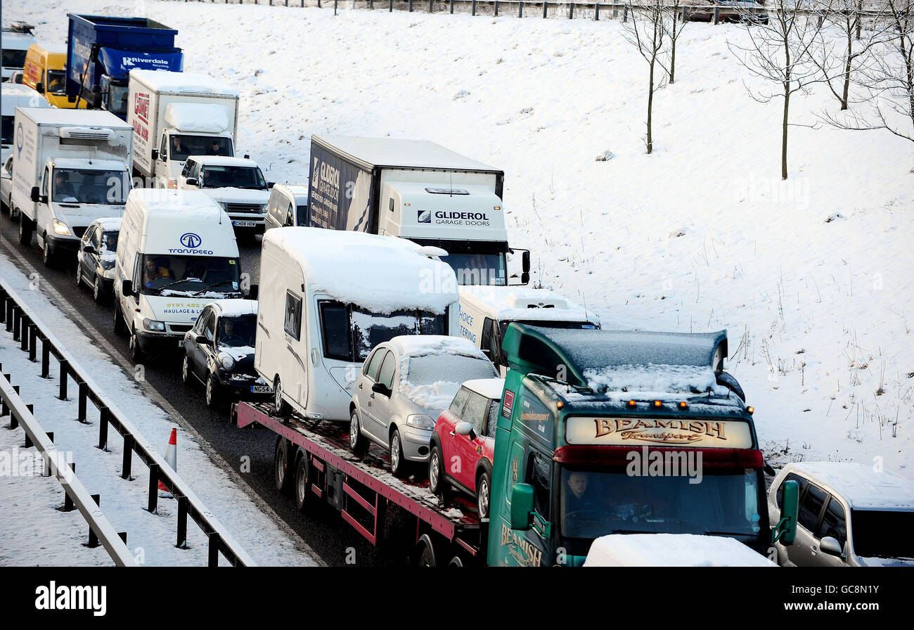 La circulation est à l'arrêt sur l'A1 à Newcastle, alors que la Grande-Bretagne est confrontée à l'un des hivers les plus froids depuis 100 ans, avec des conditions causant des problèmes « répandus, persistants et graves » cette semaine. Banque D'Images