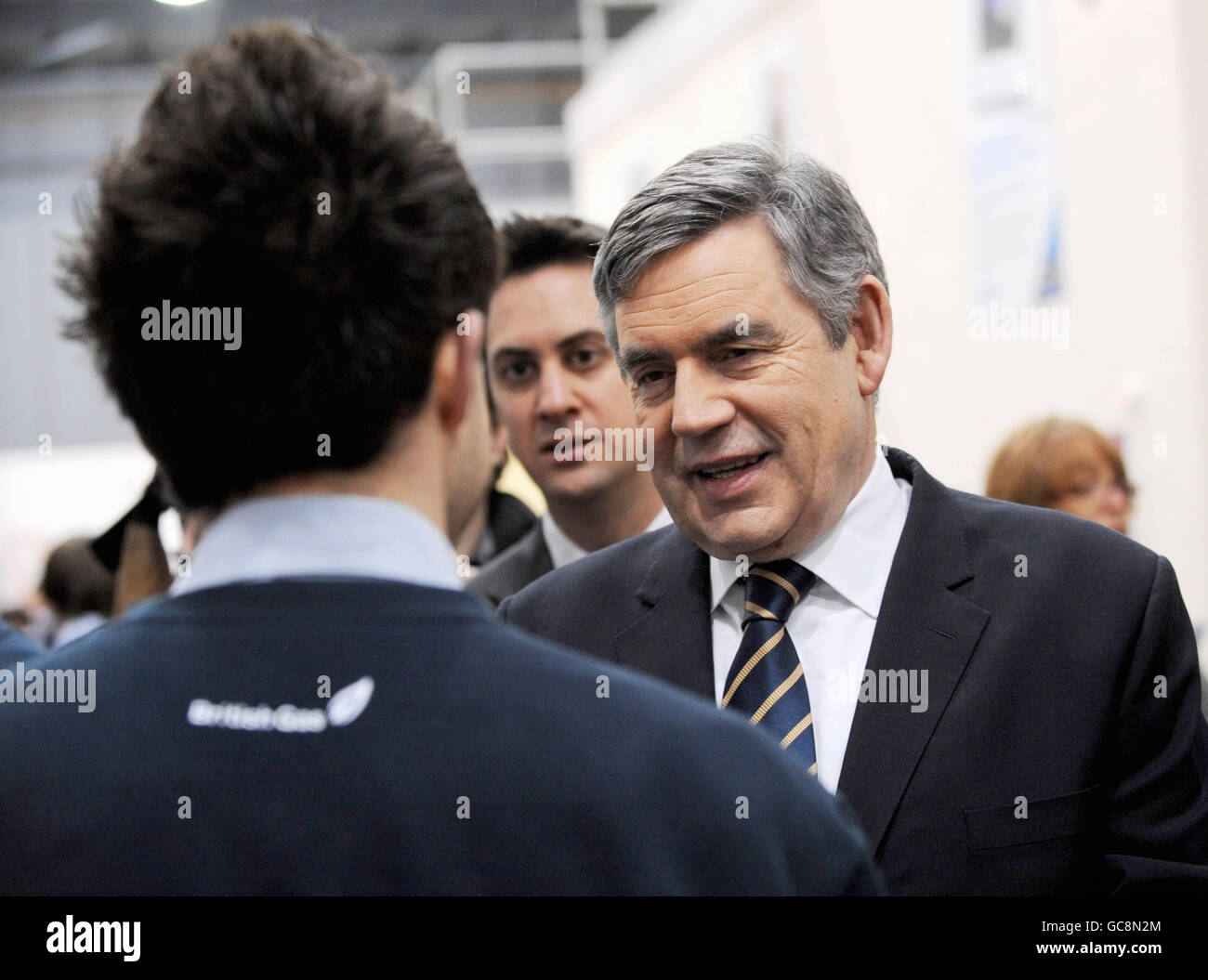 Le Premier ministre Gordon Brown et le secrétaire à l'énergie Ed Miliband rencontrent des ingénieurs de chaudières stagiaires à la British Gas Energy Academy de Kent, après que le gouvernement a annoncé un programme de « mise à niveau » de chaudière offrant aux clients 400 000 de rabais sur le prix d'une nouvelle chaudière. Banque D'Images