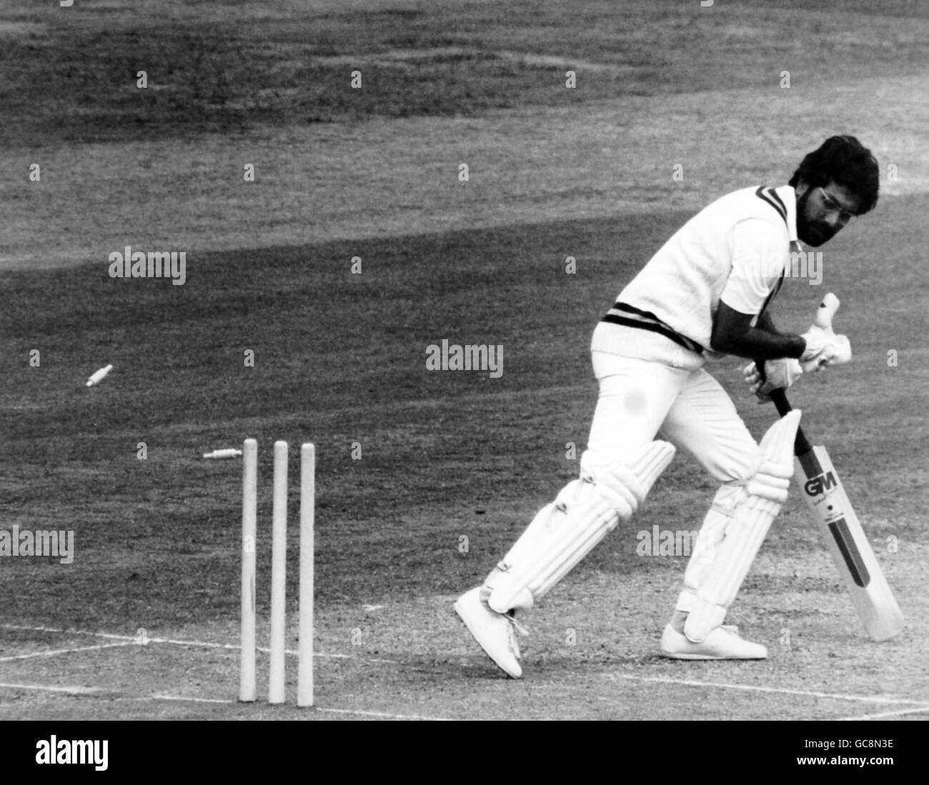 Le Pakistanais Zaheer Abbas coupe une balle de Ian Botham à Seigneur le deuxième jour du deuxième test entre Banque D'Images