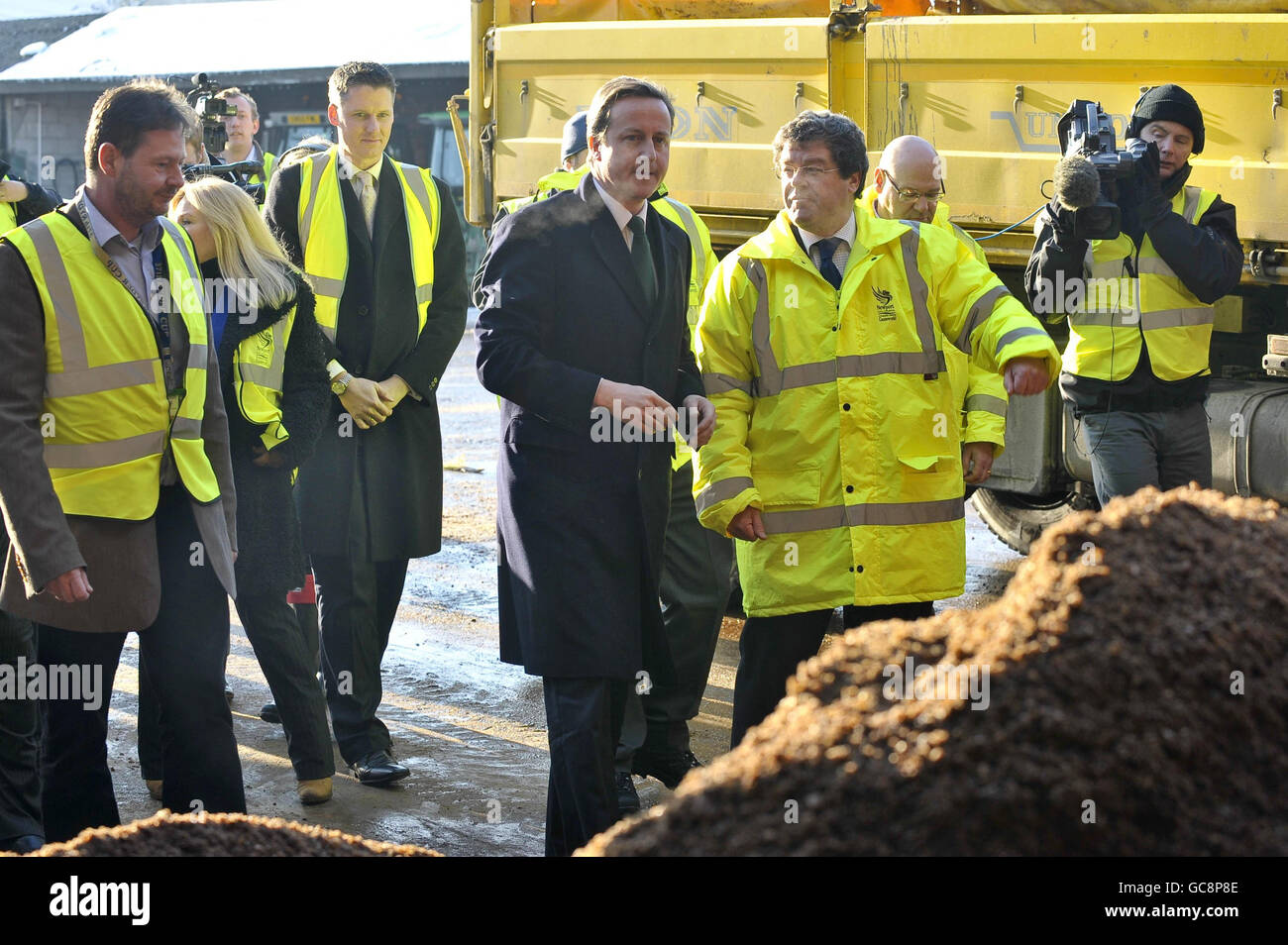 Le chef du Parti conservateur David Cameron rencontre des responsables et regarde autour du dépôt du conseil de Newport à Newport, au pays de Galles, où il discute de la situation de la route au Royaume-Uni. Banque D'Images